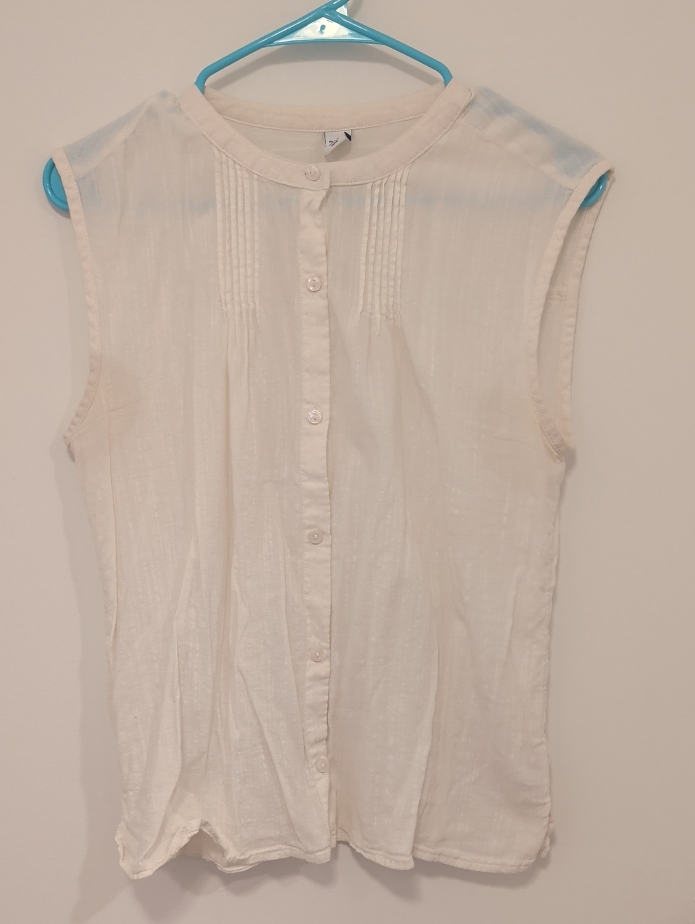 Old Navy Cream Sleeveless Button-Up Blouse